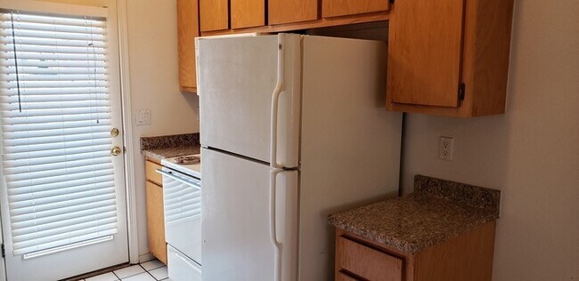 Building Photo - 491 Vancouver Rd SE