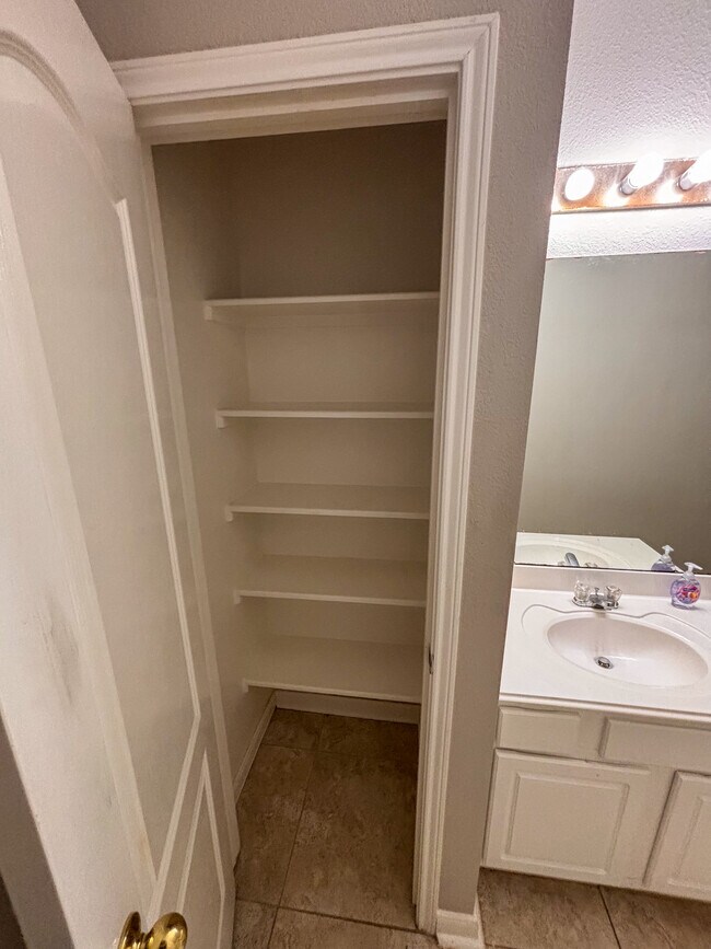 Armario de baño compartido - 521 Small Cedar Dr