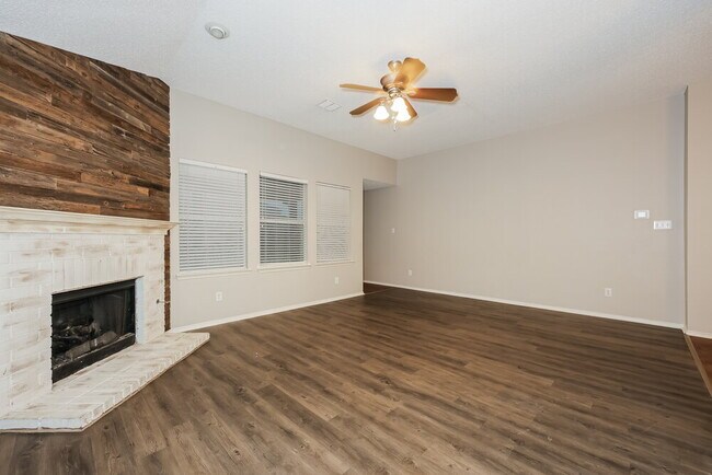 Foto del edificio - 430 Creekwood Ct