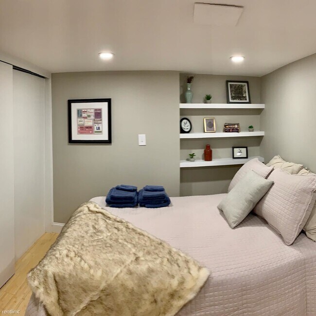 Foto del edificio - 2 br, 1 bath Duplex - 13 G St Apt 1