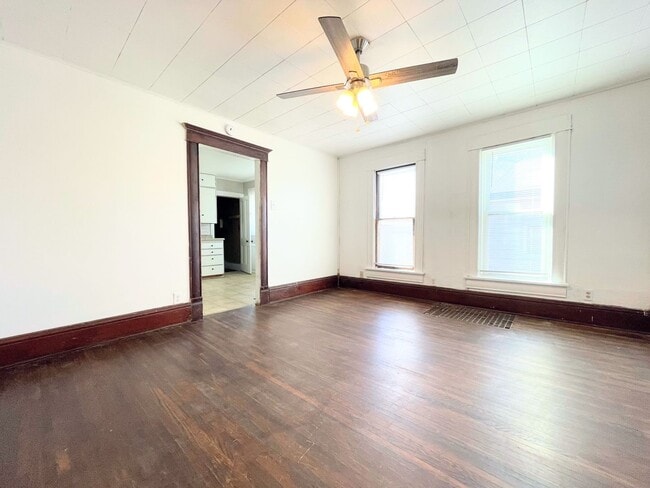 Building Photo - Large 3 Bed, 1 Bath With Fenced in Yard
