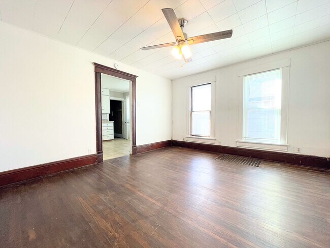 Foto del edificio - Large 3 Bed, 1 Bath With Fenced in Yard