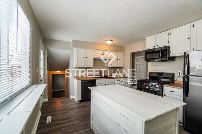 Building Photo - REDUCED!