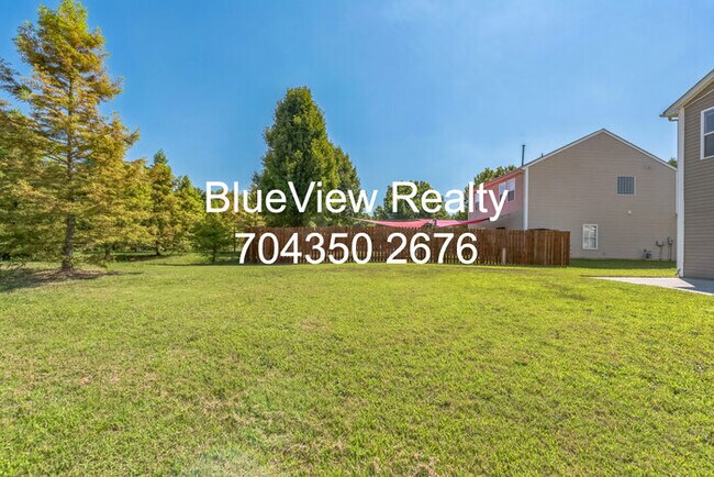 Building Photo - Beutiful 3 bed 2.5 bath with open area