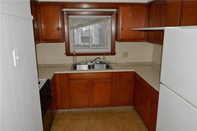 Building Photo - 145 Magnolia St