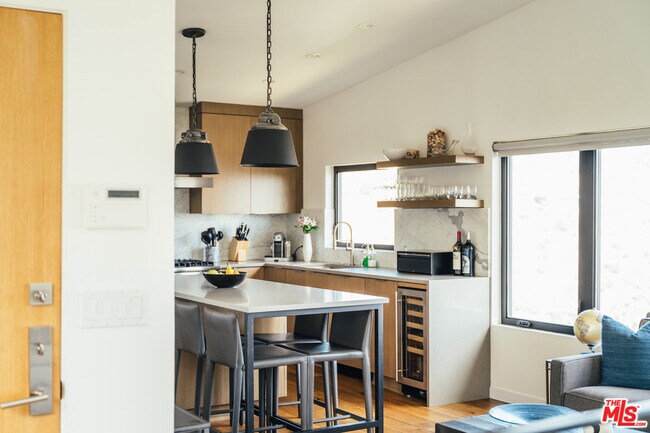 Foto del edificio - 8179 Mannix Dr