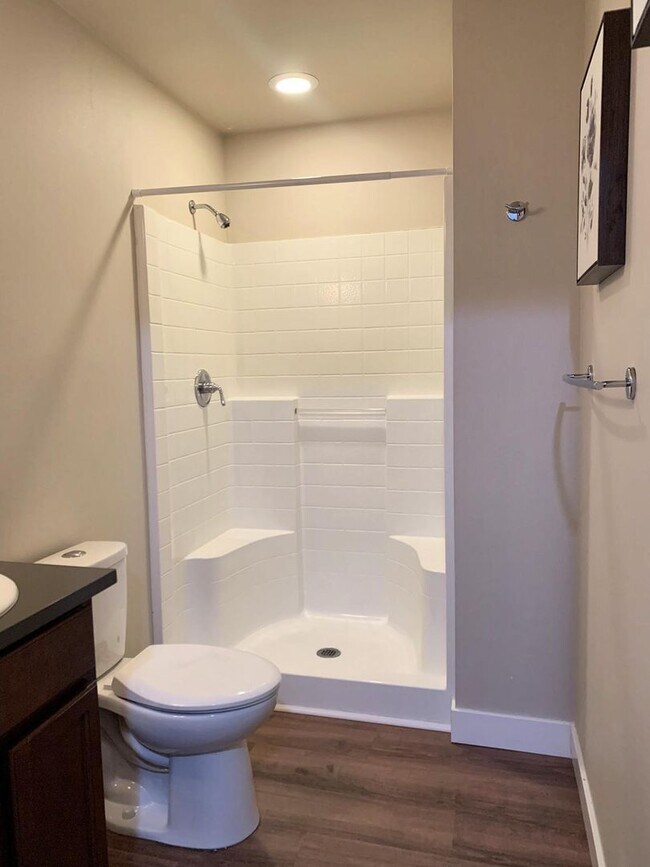 Foto del edificio - Beautiful Licton Springs Townhome!