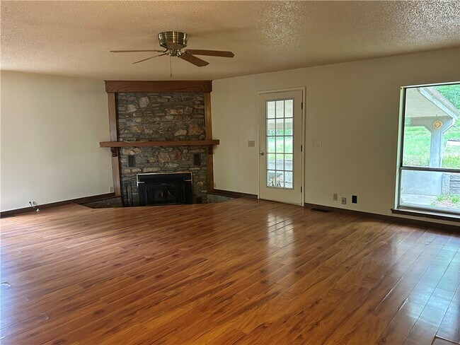 Foto del edificio - 21090 Greycliff Rd