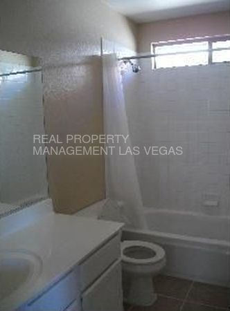 Foto del edificio - 9355 Washed Pebble Ave