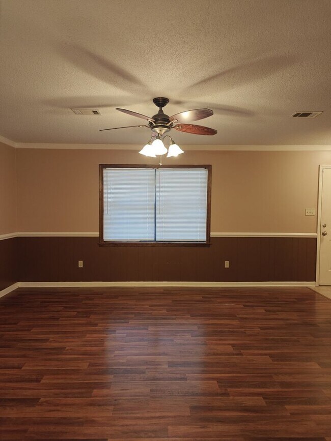 Foto del edificio - Elegant & Spacious 3-Bedroom Brick Home with Private Garage