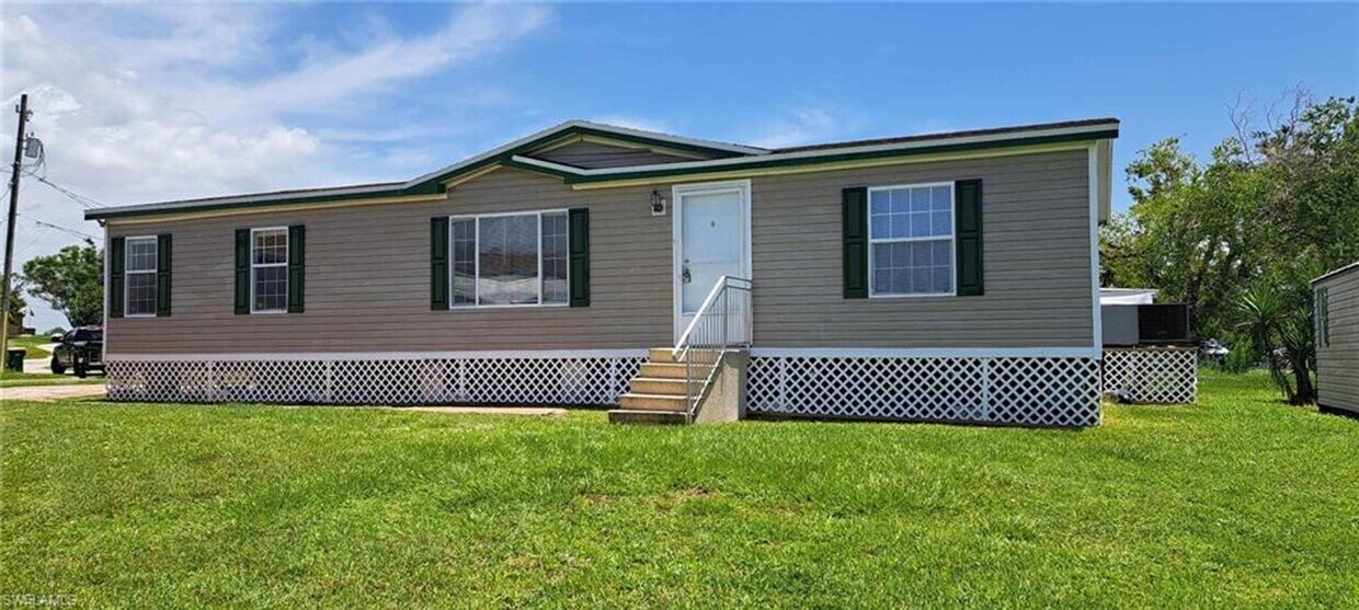 Primary Photo - **FIRST MONTHS RENT FREE ** 3 Bedroom Wate...