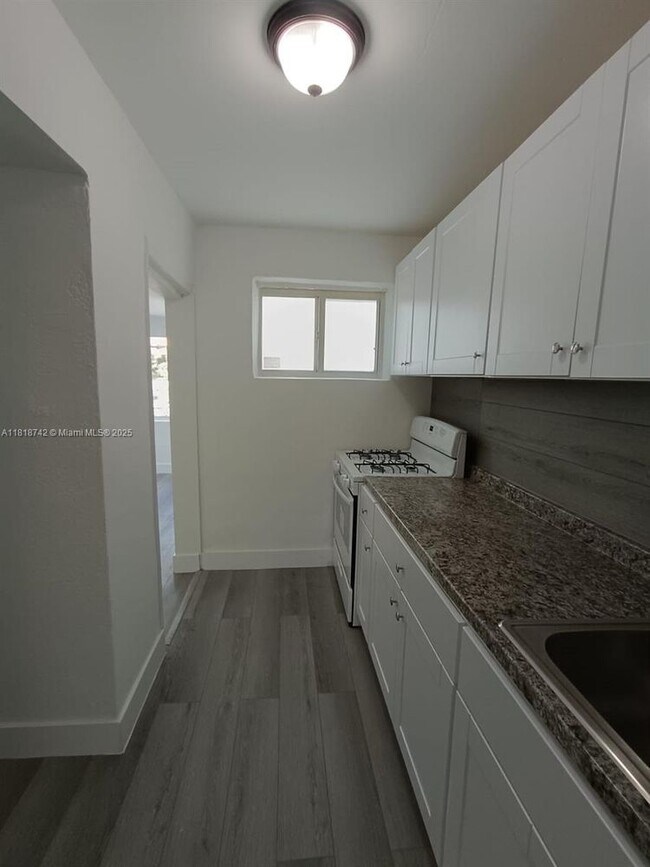Foto del edificio - 1857 SW 4th St