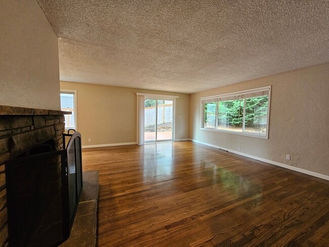 Building Photo - Best Value in Bellevue!