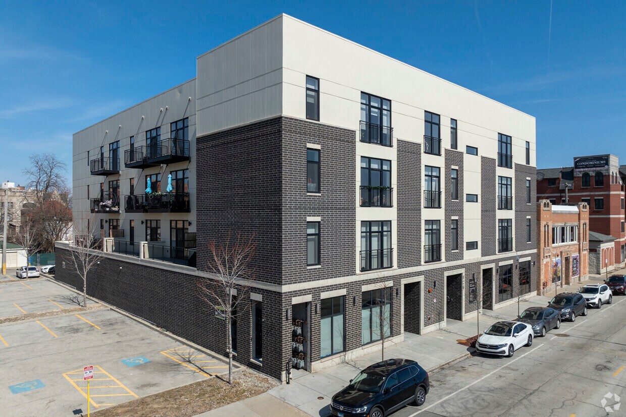 Foto principal - 920 E 43rd St