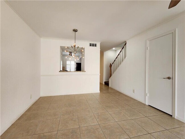 Foto del edificio - 6340 Chevy Chase Dr
