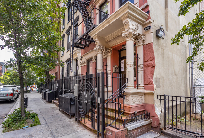 Building Photo - 310 W 18th St