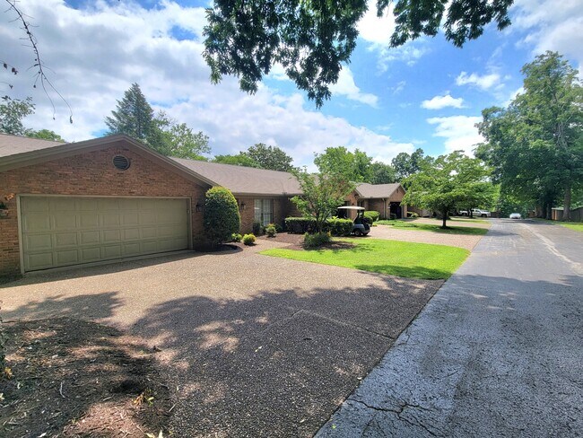 Foto del edificio - 406 Country Club Ln