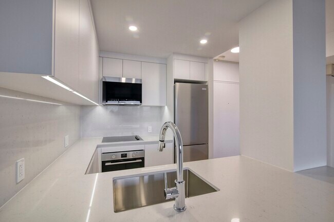 Building Photo - 3555 Chem. de la Côte-des-Neiges