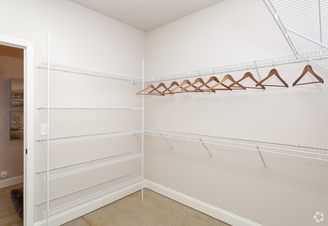 1BR, 1BA - 801sf A1H- Walk-In Closet - Comet Westgate