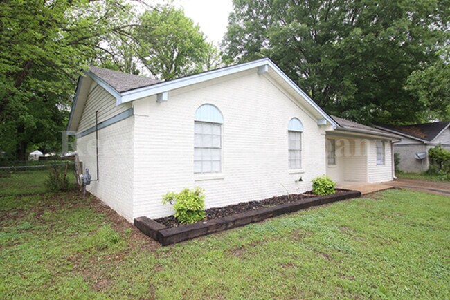 Building Photo - 6765 Camelot Rd