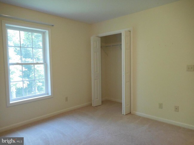 Building Photo - 240 Twin Lakes Dr