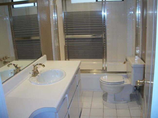 Building Photo - 2 Bedroom 2 Bathroom with Sunroom