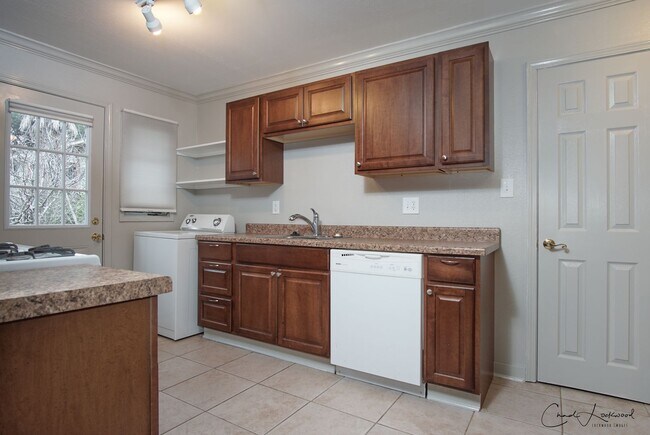 Foto del edificio - 2 bedroom 1 bathroom Upstairs **$300 OFF 1ST MONTH SPECIAL**