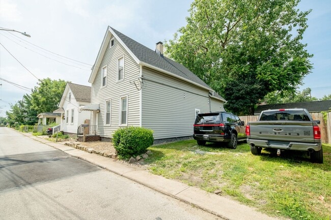 Building Photo - Stylish & Modern Living in the Heart of Tr...