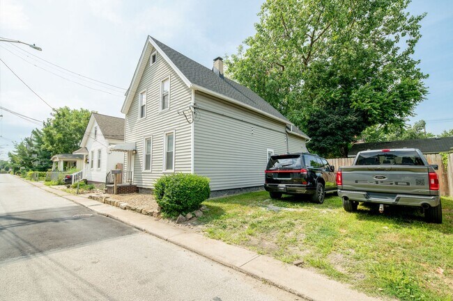Building Photo - Updated Tremont 1 Bedroom