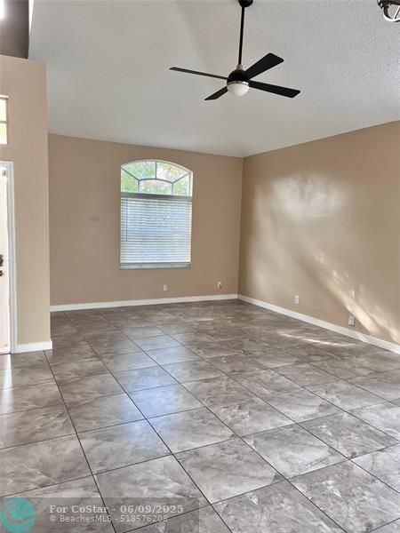 Foto del edificio - 4573 NW 60th St