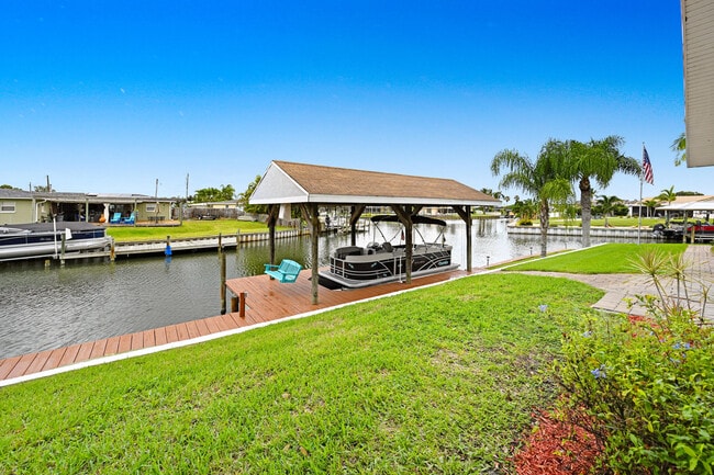 Building Photo - 1585 Sykes Creek Dr