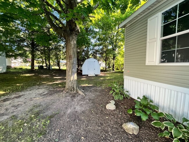 Building Photo - 1607 Delaware Dr