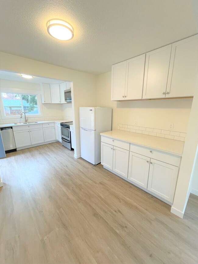 Building Photo - Remodeled 4 bedroom, 2 bath house, trileve...