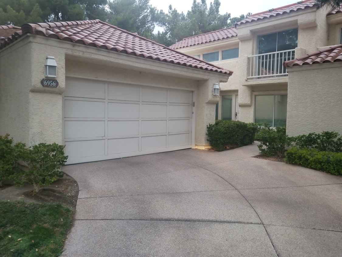 6956 Emerald Springs Ln, Las Vegas, NV 89113 Townhome Rentals in Las