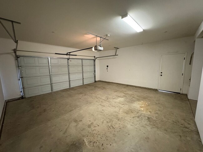Building Photo - NE Visalia home Available Now!