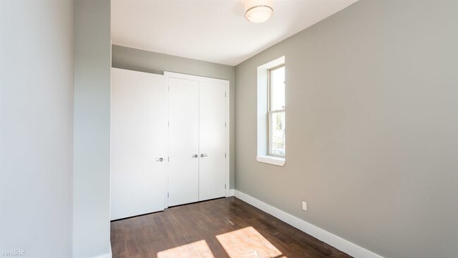 Foto del edificio - 5 br, 2 bath Apartment - 137 Hart St Unit 1B