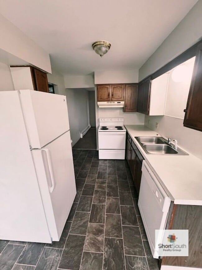 Building Photo - 2 bed 1 bath apartment with 1 stall enclos...