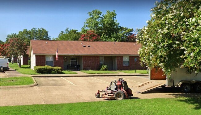 Foto del edificio - 2701 Stanberry Dr