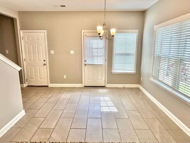 Foto del edificio - Now Leasing! 4 -bedroom 2.5 bath home in S...