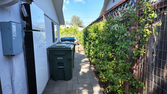 Building Photo - 1572 Meadow Ln