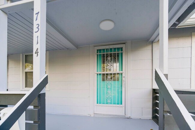 Building Photo - Charming 3 Bedroom Home with Spacious Layo...