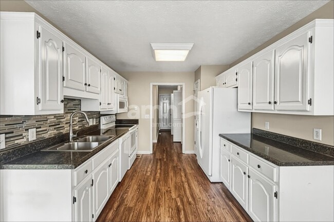 Building Photo - 201 Fox Hunt Ln