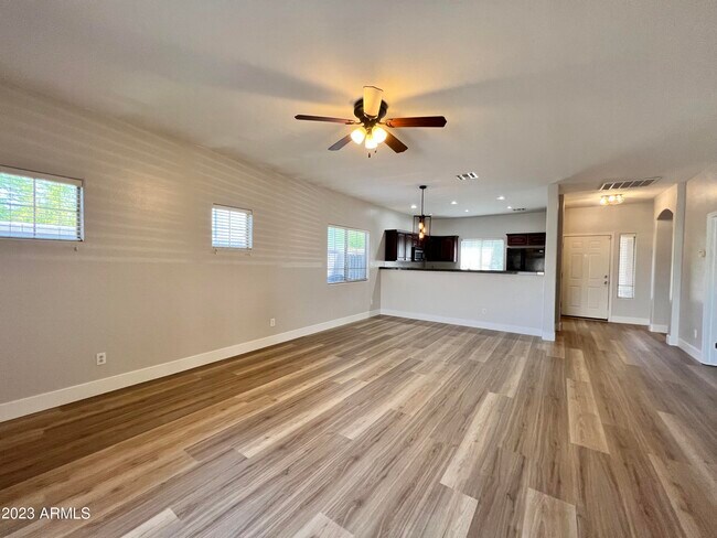 Foto del edificio - 2138 N Arbor Ln