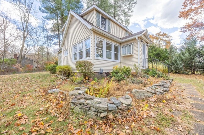 Building Photo - Charming 2 Bedroom Home