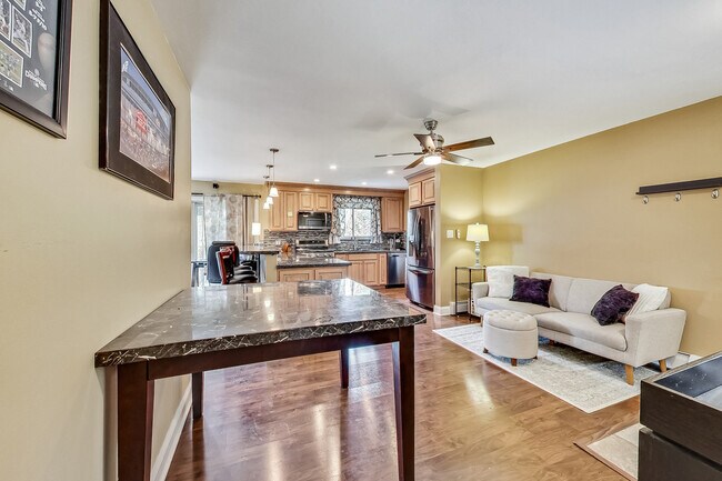 Foto del edificio - 5950 N Odell Ave