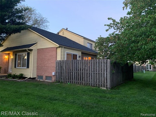 Foto del edificio - 37370 Charter Oaks Blvd