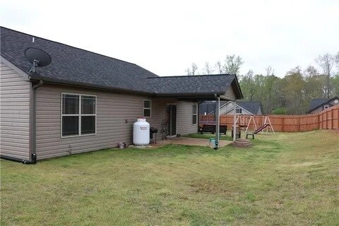 Patio trasero cercado - 3 Robin Dr