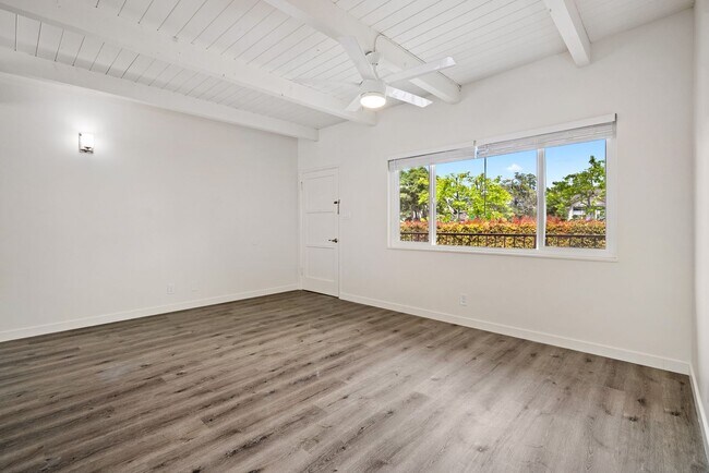 Foto del edificio - Quiet Comfortable Upstairs 2 Bedroom 1 Bath Located close to Downtown