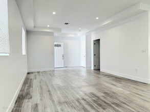 Building Photo - 827 E 74th St