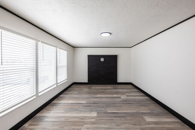 Building Photo - 2 Bed 1 Bath with partially finished basement